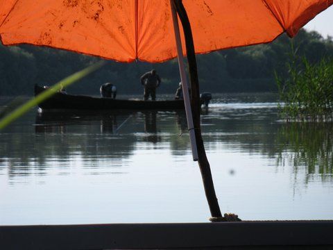 Pescari ucrainieni la navodit in gura canalului Musura.