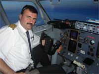 DAN STEFANESCU<br />- 43 ani;<br />- Peste 9500 ore de zbor;<br />- Pilot Comandant Boeing 737 – Compania TAROM;<br />- Fost component al Lotului National de Acrobatie,<br />- 1997 &amp; 1998 Campion National Acrobatie si Aterizare la Punct fix;<br />- Maestru al Sportului.